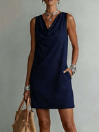 Vestido corto sin mangas con cuello drapeado, azul marino liso
