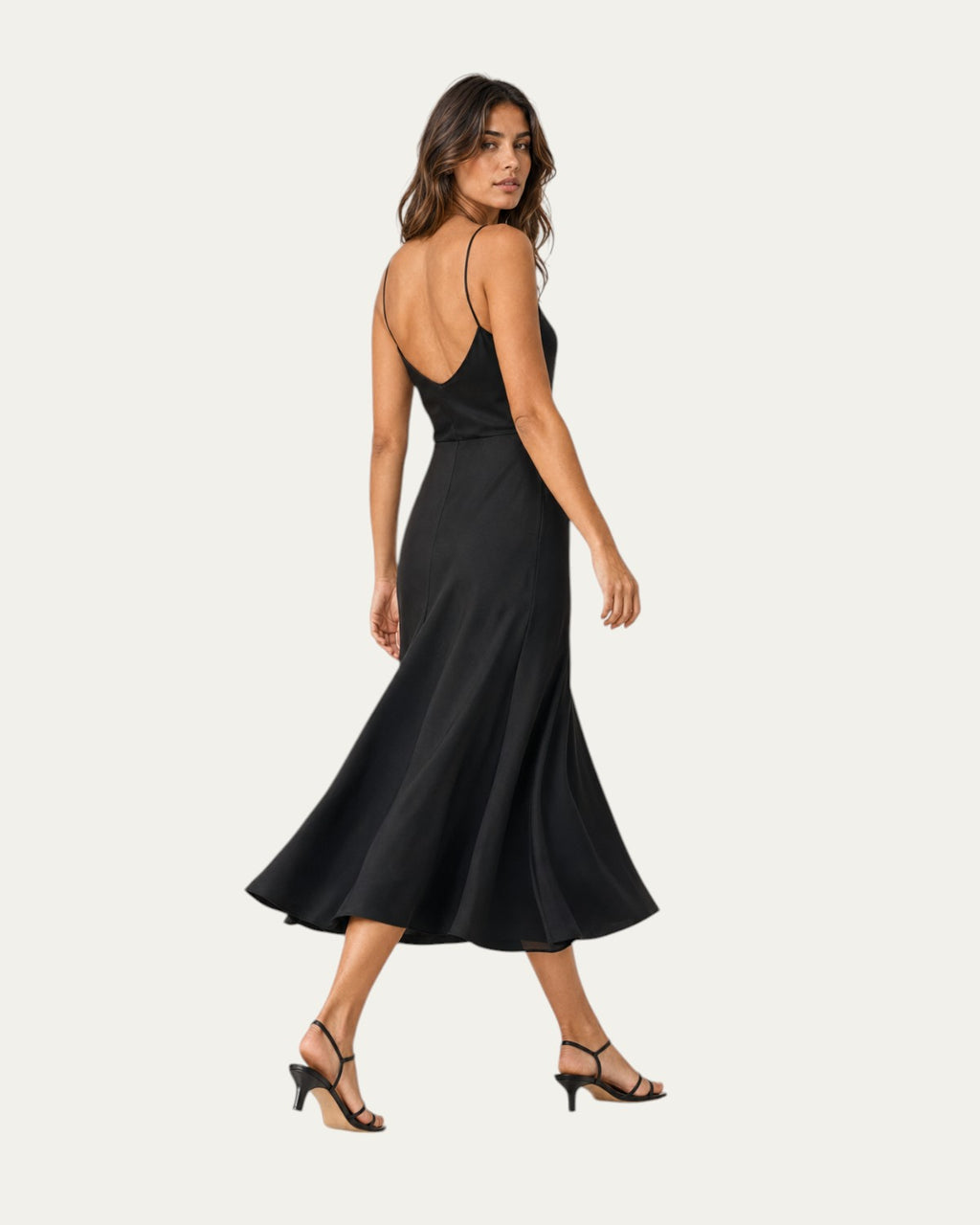 Vestido midi negro de tirantes finos con espalda abierta y falda evasé.