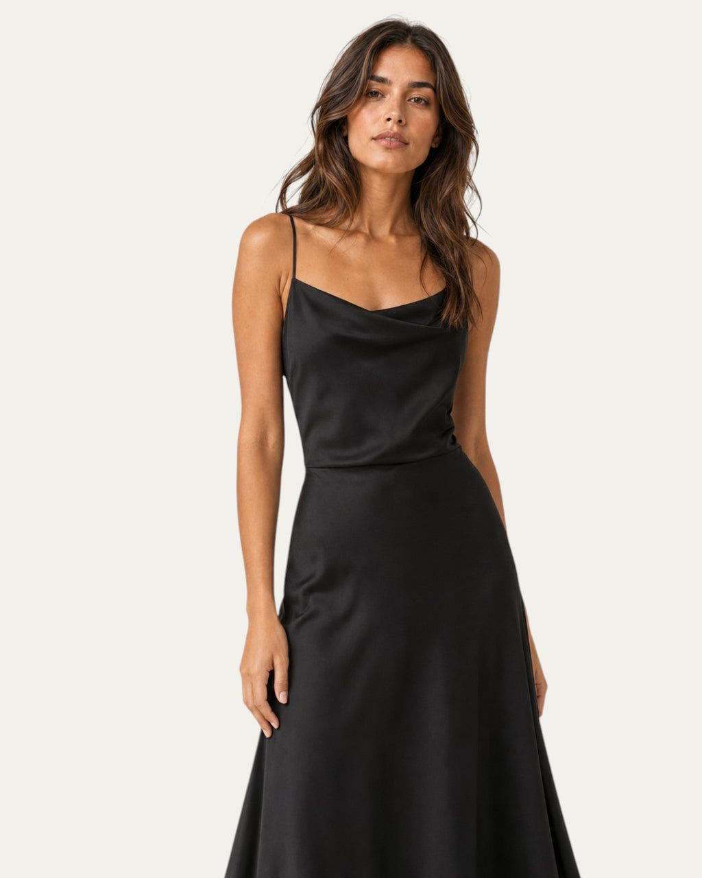 Vestido midi negro liso de tirantes finos y escote tipo cuadrado.