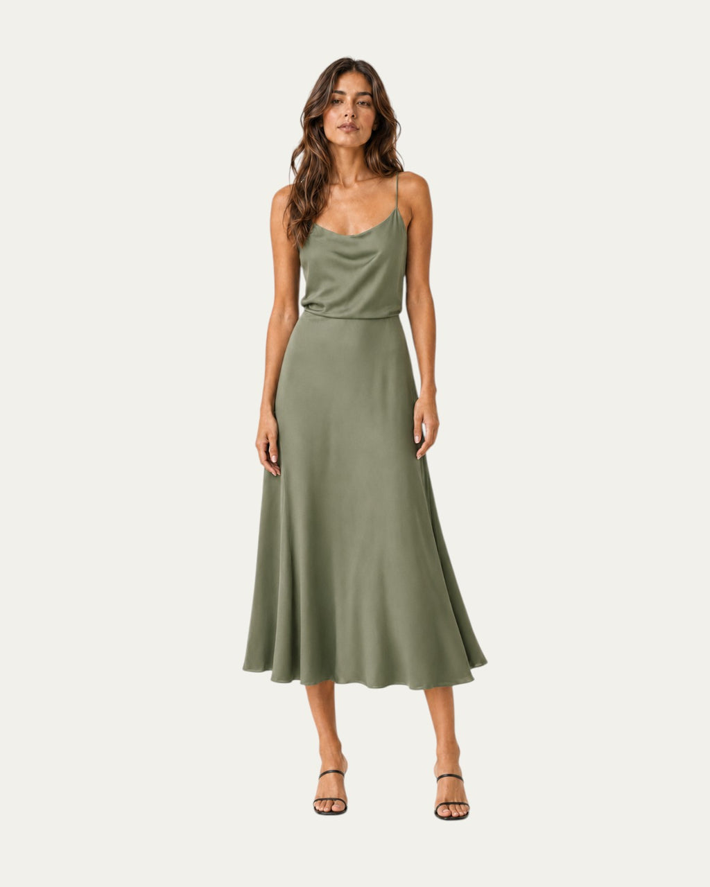 Vestido midi verde oliva de tirantes finos, tejido liso y falda acampanada.