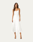 Vestido midi blanco de tirantes finos y falda amplia con caída suave.