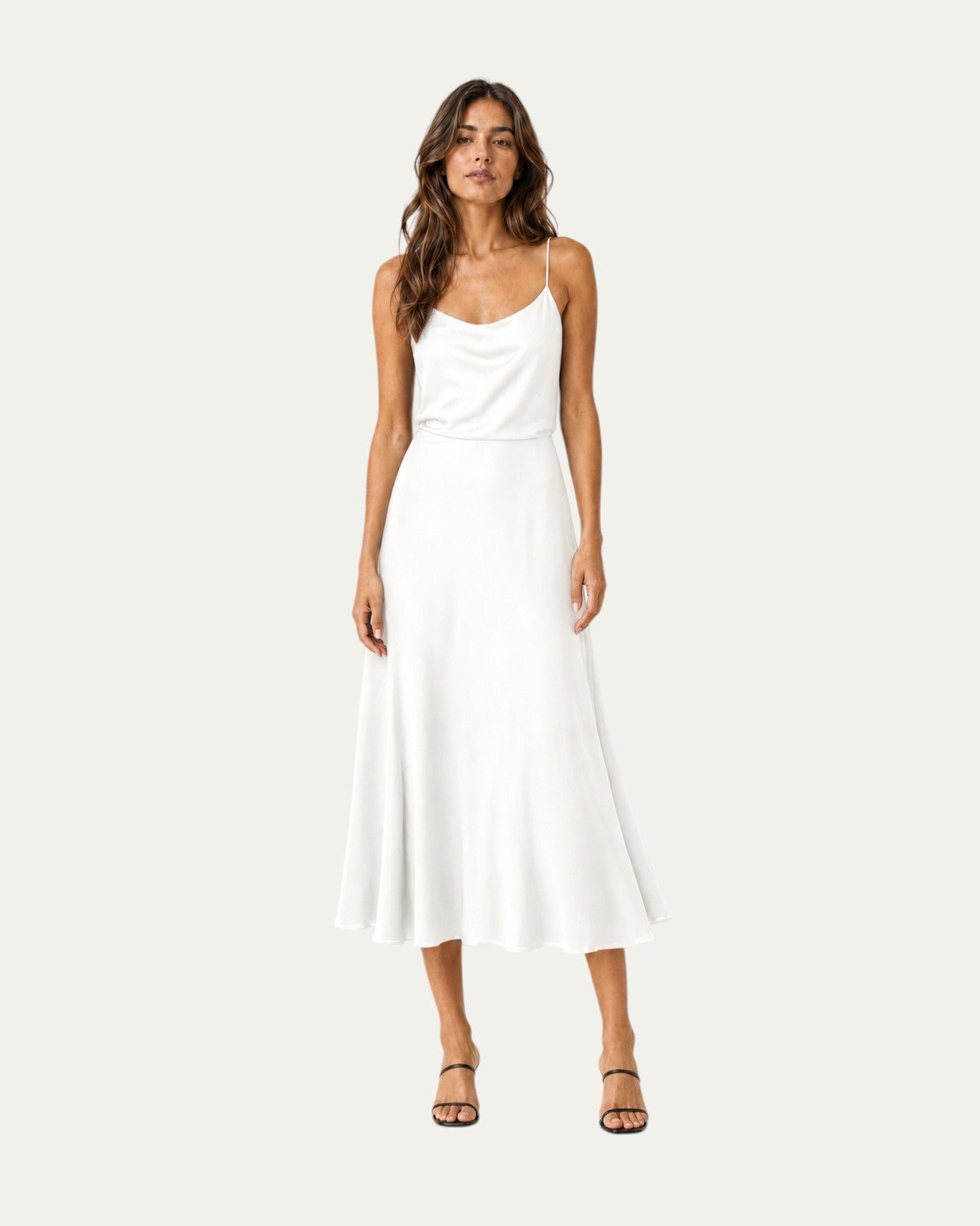 Vestido midi blanco de tirantes finos y falda amplia con caída suave.