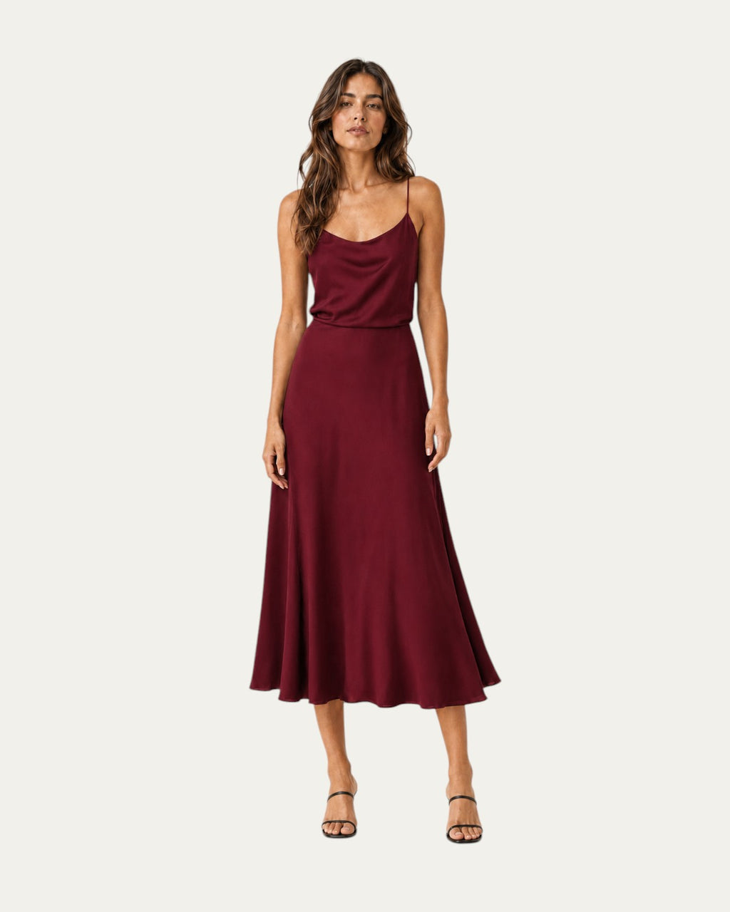 Vestido midi rojo vino de tirantes finos y falda evasé hasta el tobillo.