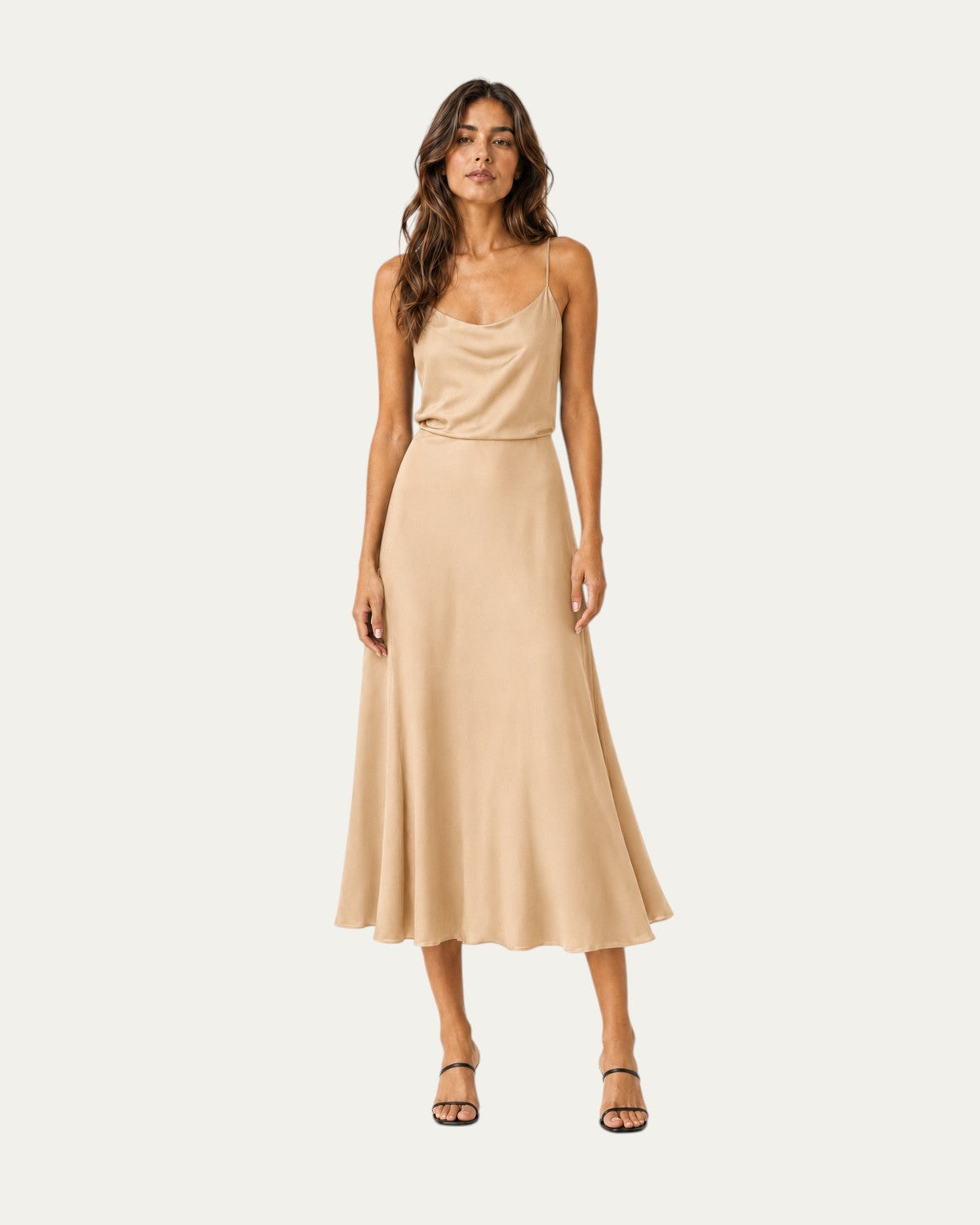 Vestido midi color beige claro de tirantes finos y falda amplia.