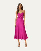 Vestido midi fucsia de tirantes finos, corte entallado y falda amplia.