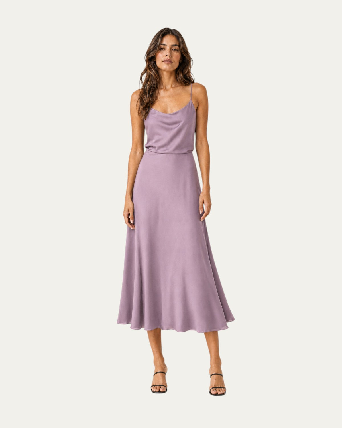 Vestido Valeria Noir morado claro de tirantes finos, escote redondo y falda acampanada