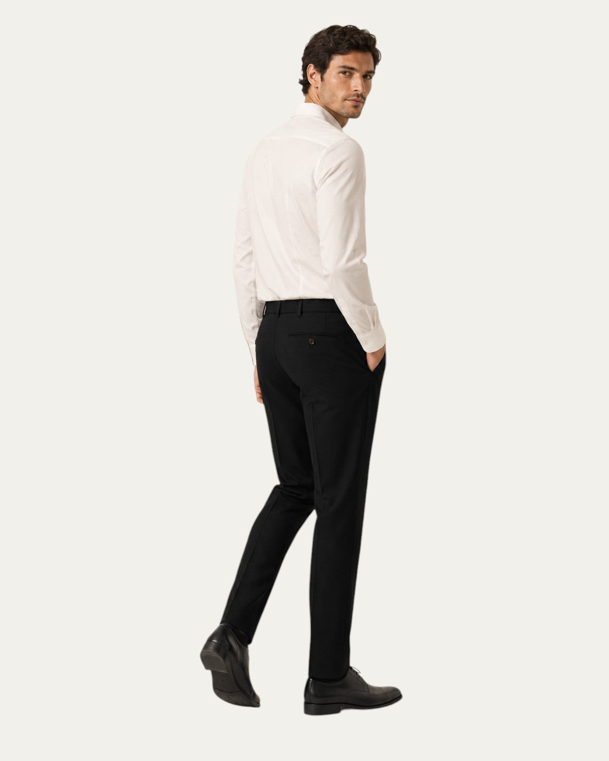 Pantalón recto slim negro Horizon para hombre, vista lateral trasera, tiro medio
