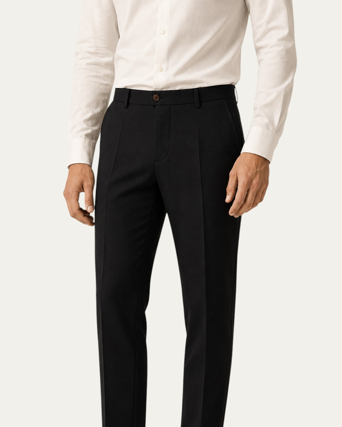 Pantalón Horizon recto slim negro con cinturilla, botón y costuras verticales