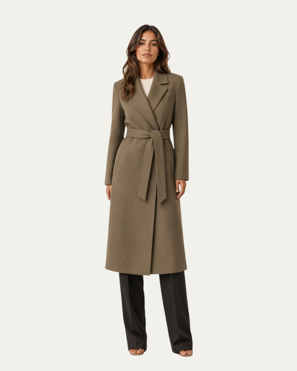 Abrigo Leticia de paño clásico kaki, con solapas y cinturón anudado
