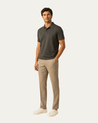 Polo de manga corta gris oscuro, cuello tipo polo con botones y puños de canalé.