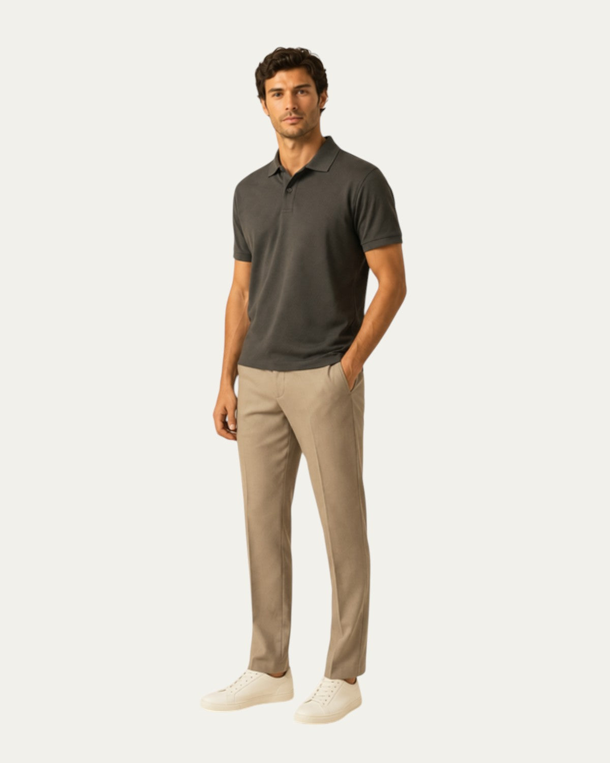Polo de manga corta gris oscuro, cuello tipo polo con botones y puños de canalé.