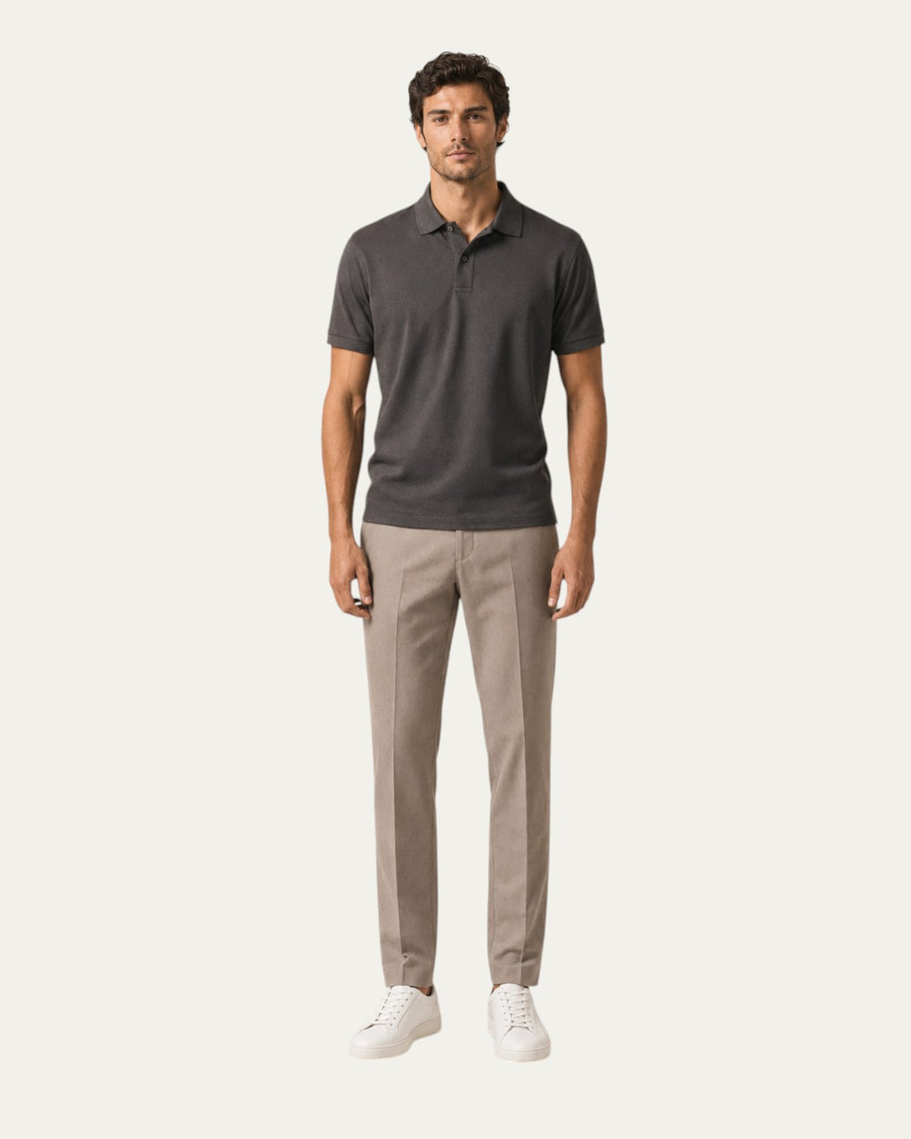 Polo de manga corta gris oscuro, con placket de botones y dobladillo recto.