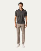 Polo de manga corta gris oscuro, con placket de botones y dobladillo recto.