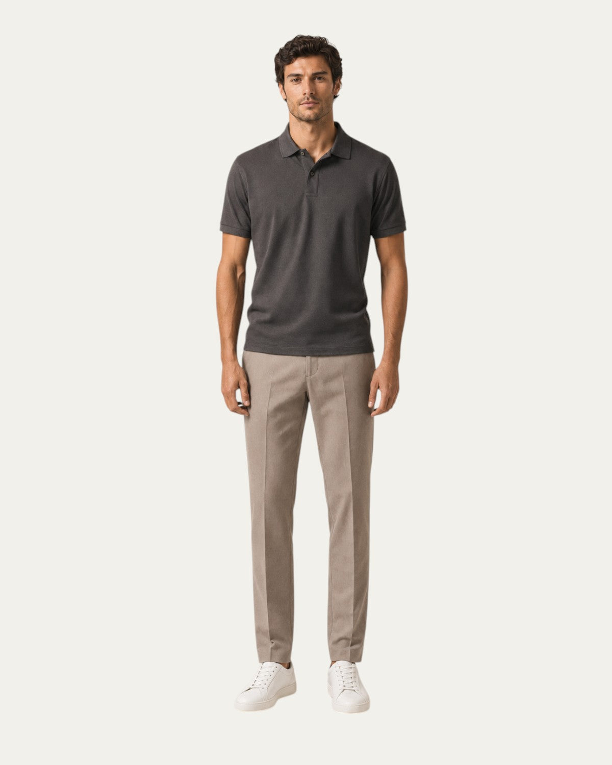 Polo de manga corta gris oscuro, con placket de botones y dobladillo recto.