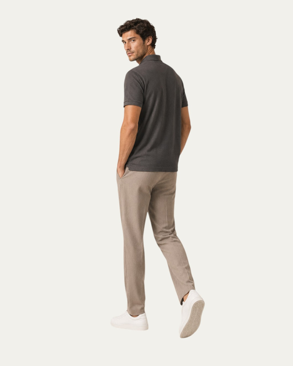 Polo de manga corta gris oscuro, vista lateral con manga corta y cuello abotonado.