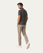 Polo de manga corta gris oscuro, vista lateral con manga corta y cuello abotonado.