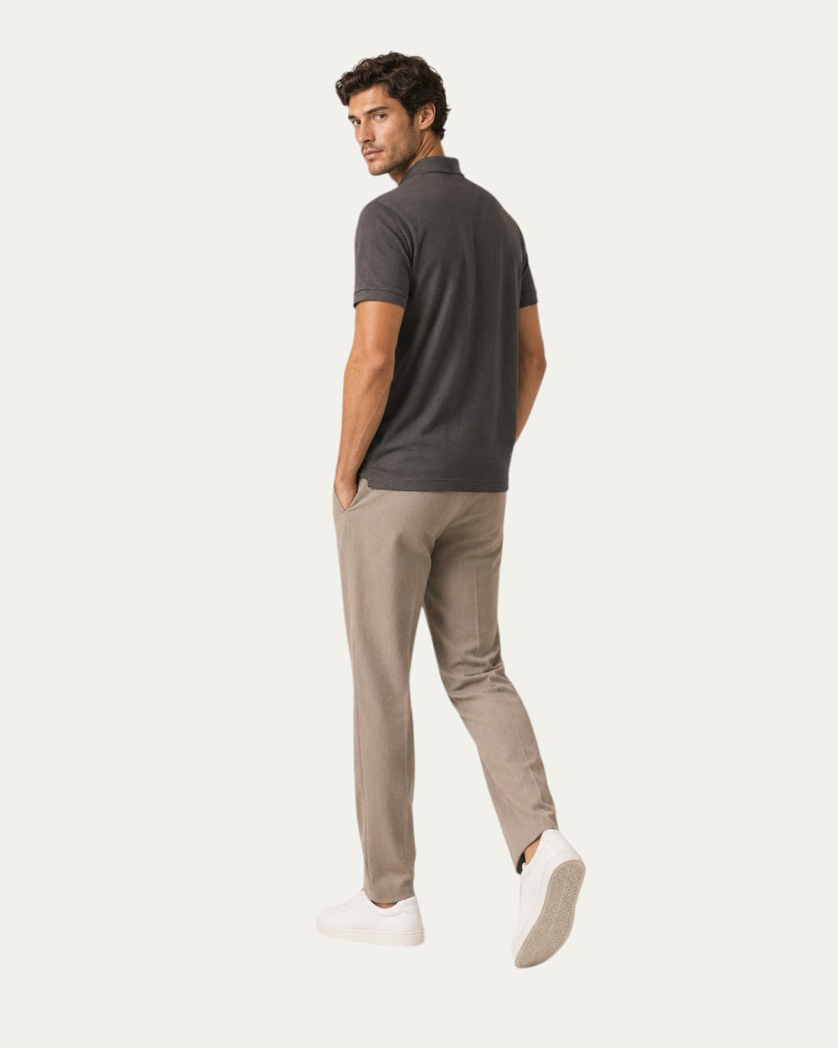 Polo de manga corta gris oscuro, vista lateral con manga corta y cuello abotonado.