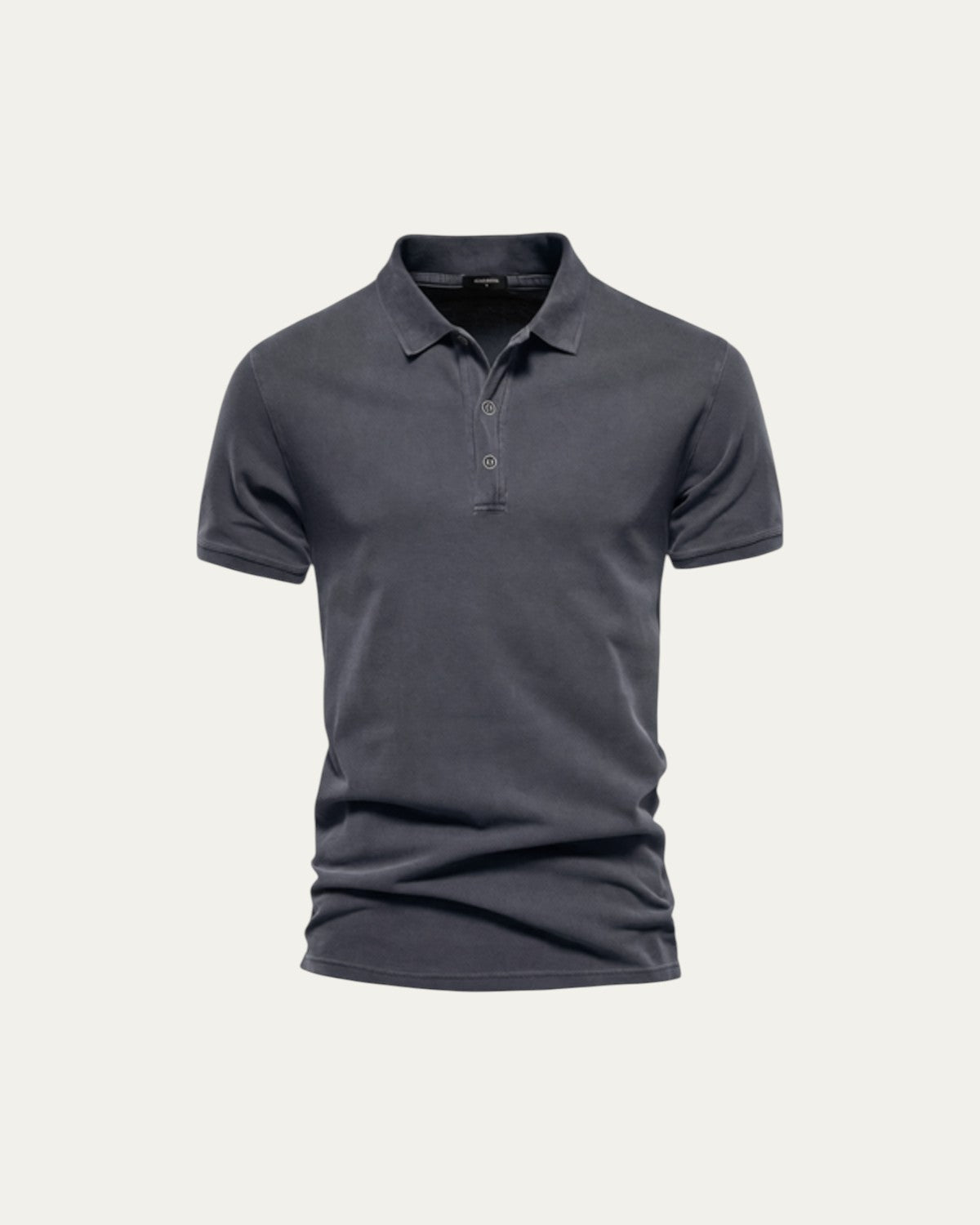 Polo de manga corta azul oscuro, con cuello tipo polo y tapeta de botones.