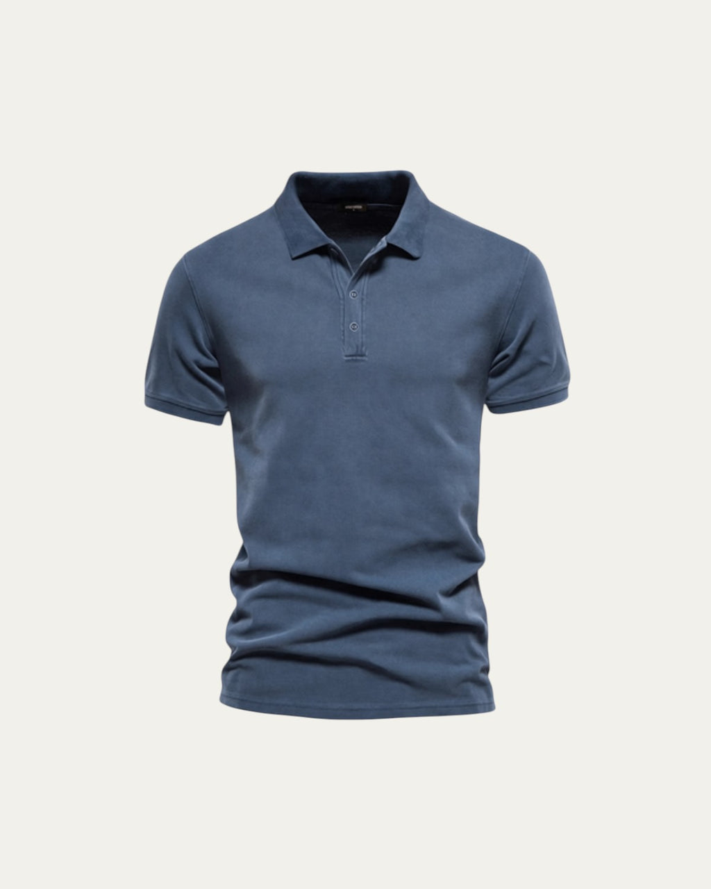 Polo de manga corta azul, diseño liso con cuello abotonado y dobladillo recto.