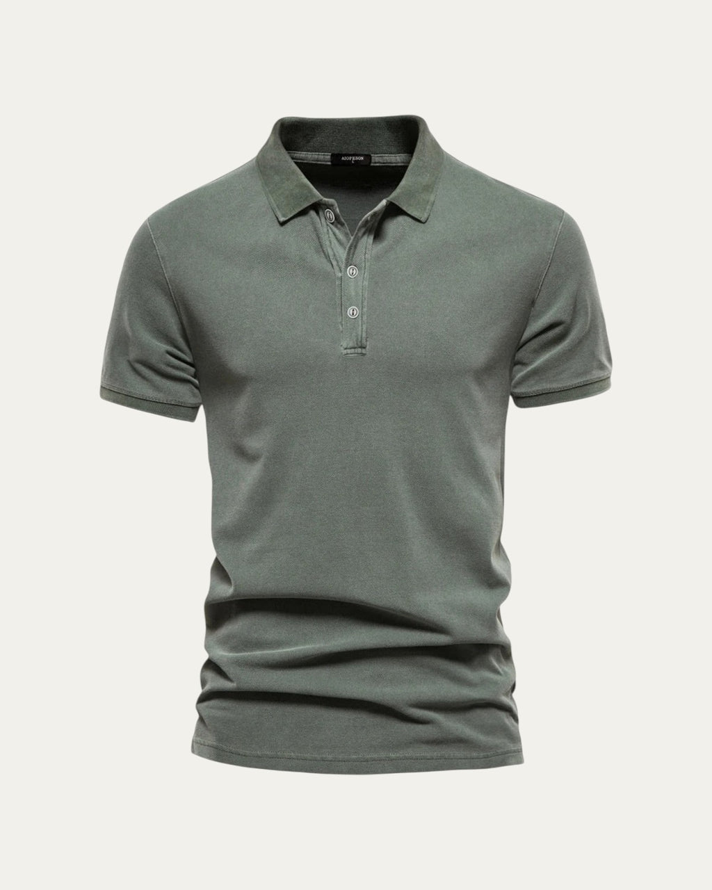 Polo de manga corta verde, cuello tipo polo con botones y tejido de punto liso.