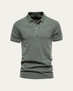 Polo de manga corta verde, cuello tipo polo con botones y tejido de punto liso.