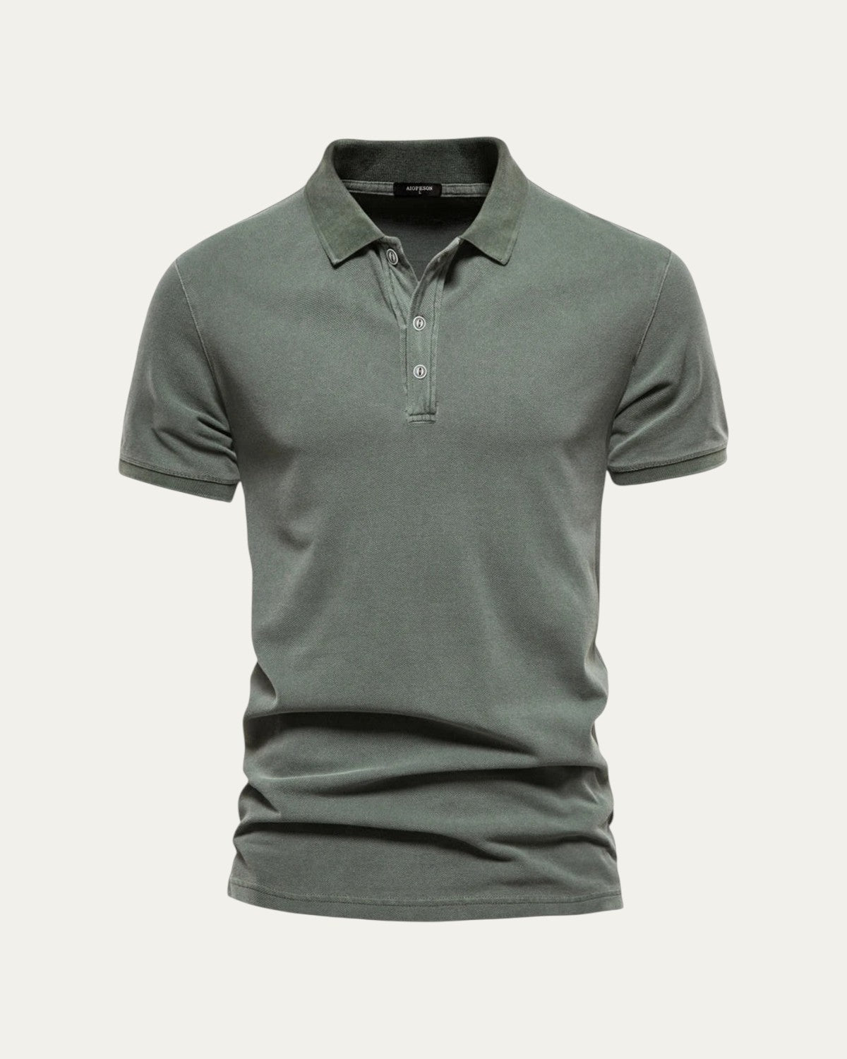 Polo de manga corta verde, cuello tipo polo con botones y tejido de punto liso.