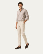 Pantalón diario de lino color crudo con bolsillos delanteros, trabillas y pierna recta