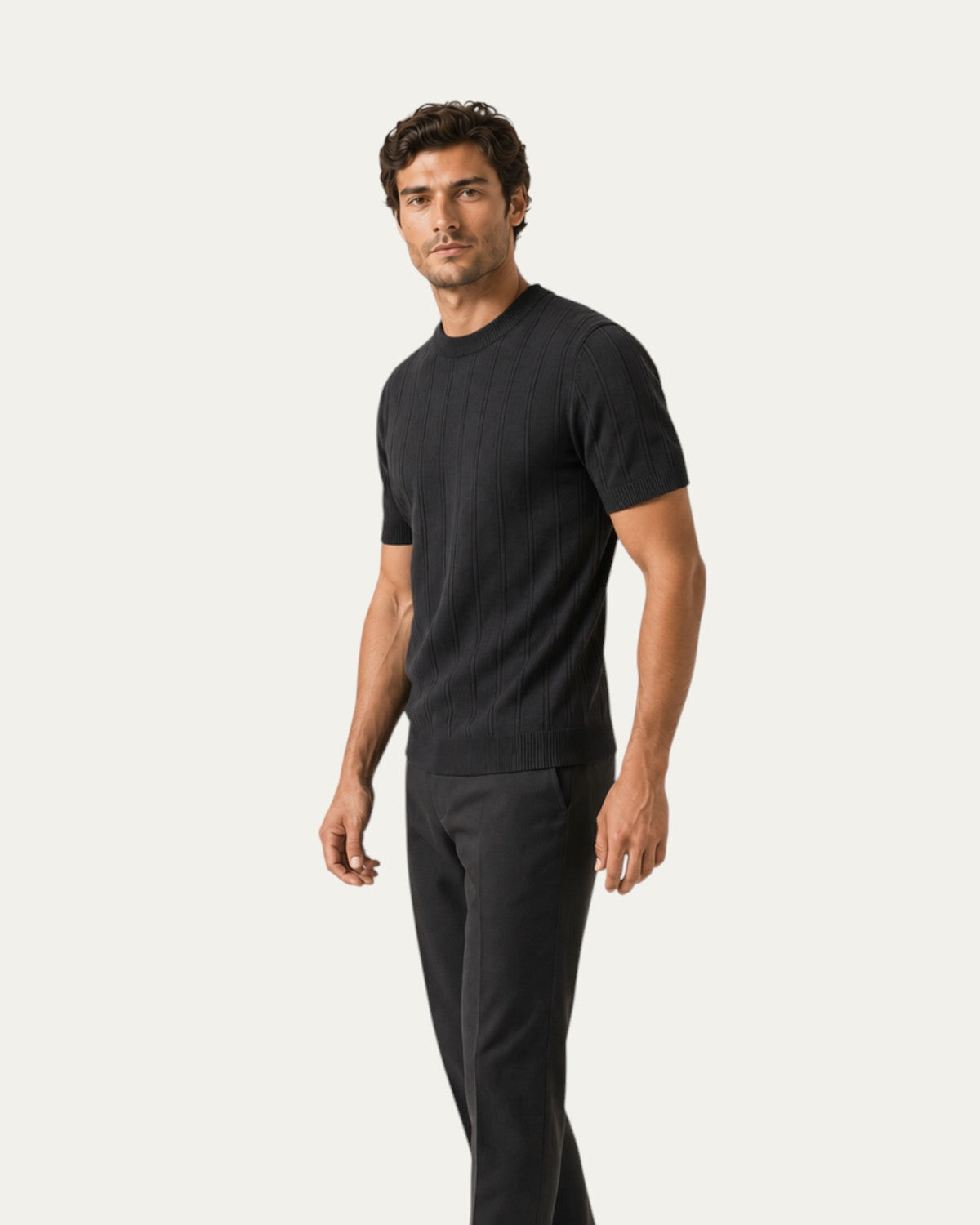 Camiseta de punto negra de manga corta y cuello redondo, con canalé vertical