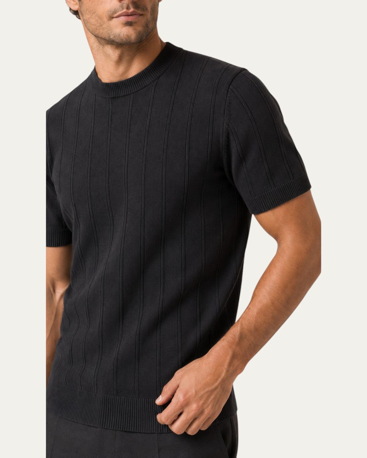 Camiseta de punto negra con cuello redondo y canalé vertical en el torso