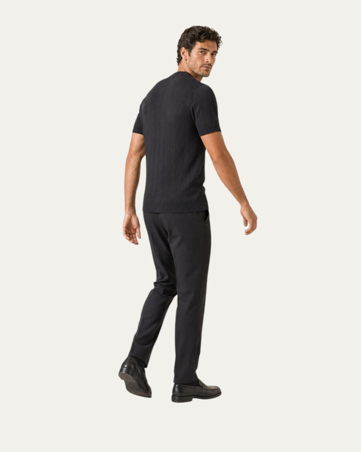 Camiseta de punto negra de manga corta, vista trasera, con canalé vertical