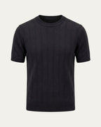 Camiseta de punto negra de manga corta con líneas verticales y cuello redondo