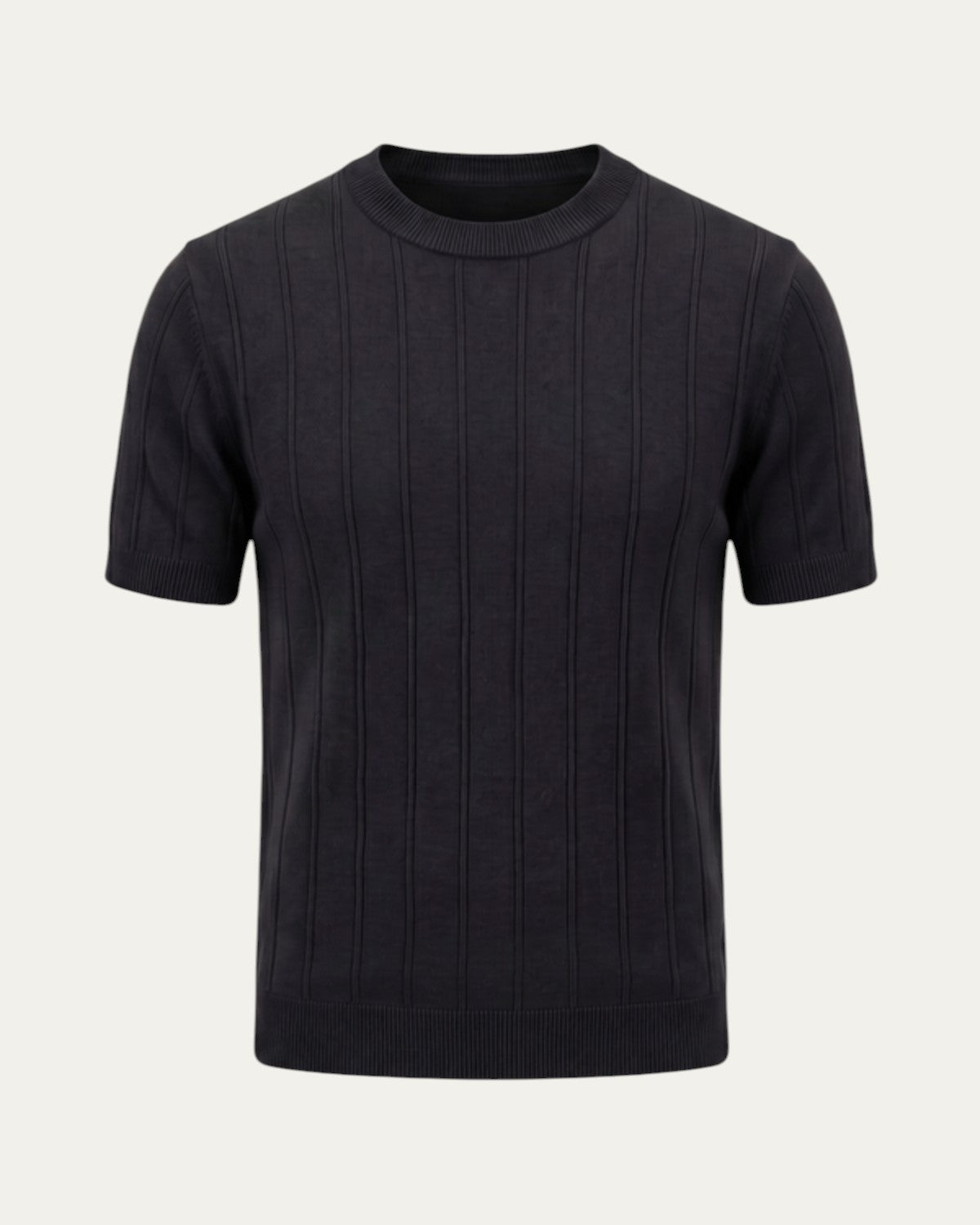 Camiseta de punto negra de manga corta con líneas verticales y cuello redondo