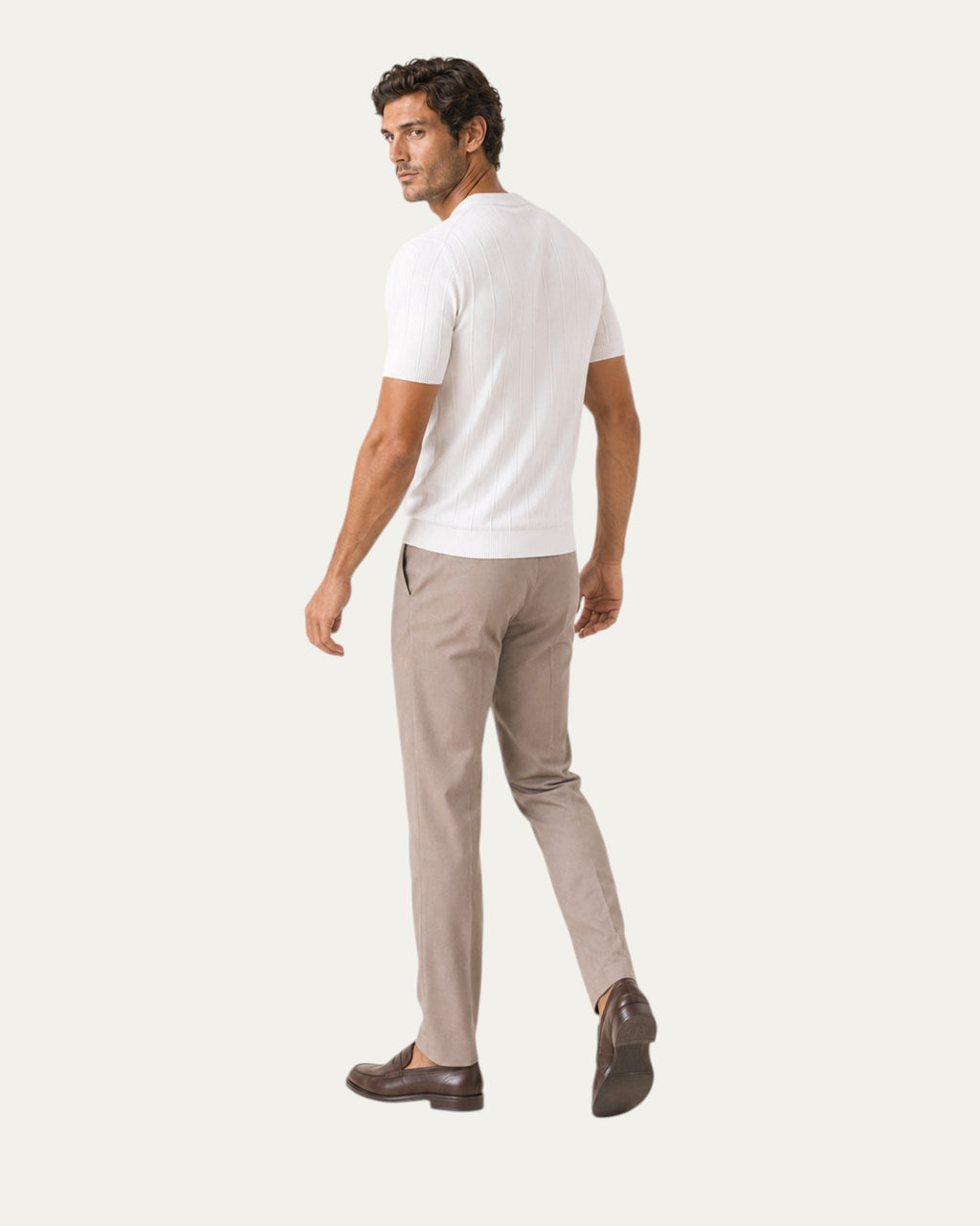 Camiseta blanca de punto con manga corta y cuello redondo, rayas verticales