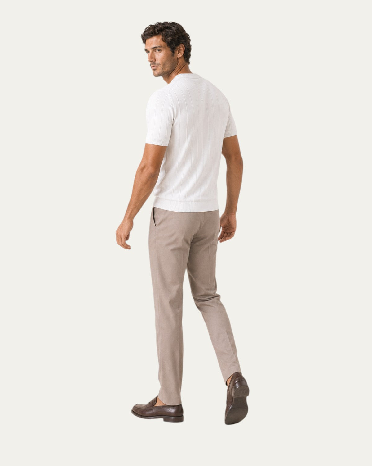 Camiseta blanca de punto con manga corta y cuello redondo, rayas verticales