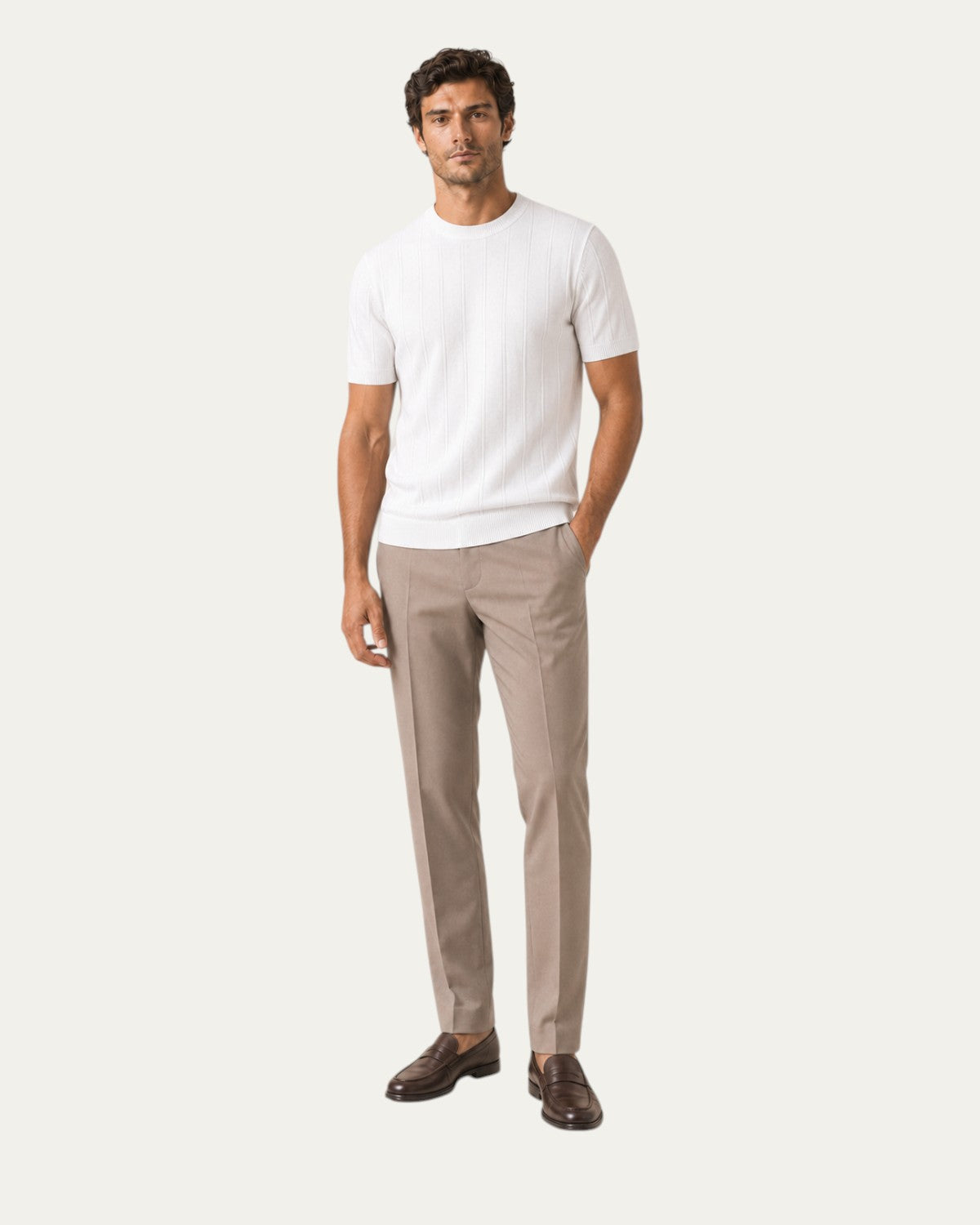 Camiseta blanca de punto con cuello redondo, manga corta y rayas verticales