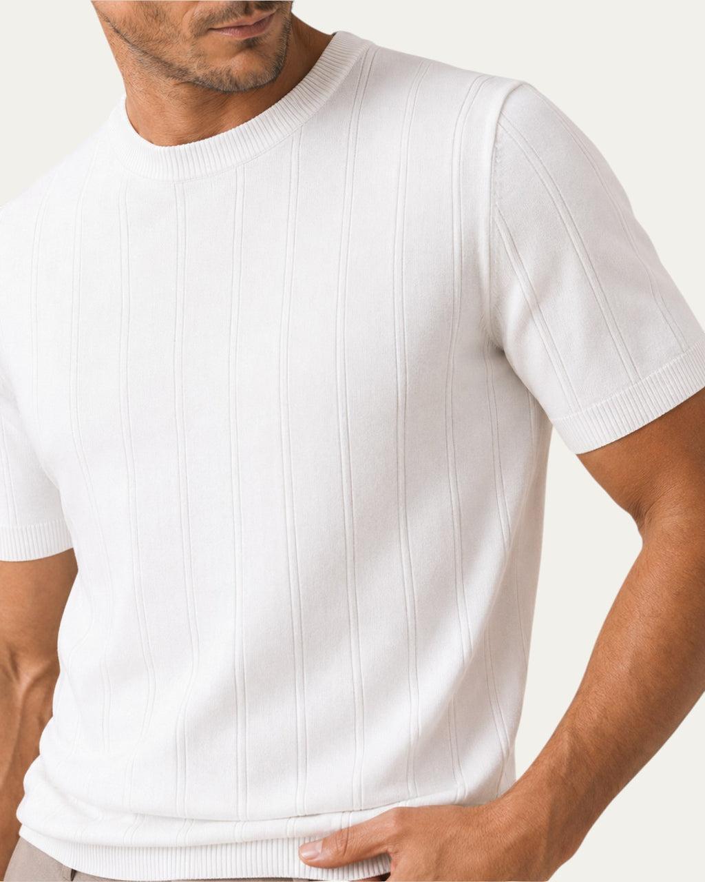Camiseta blanca de punto: cuello redondo y rayas verticales en la parte delantera