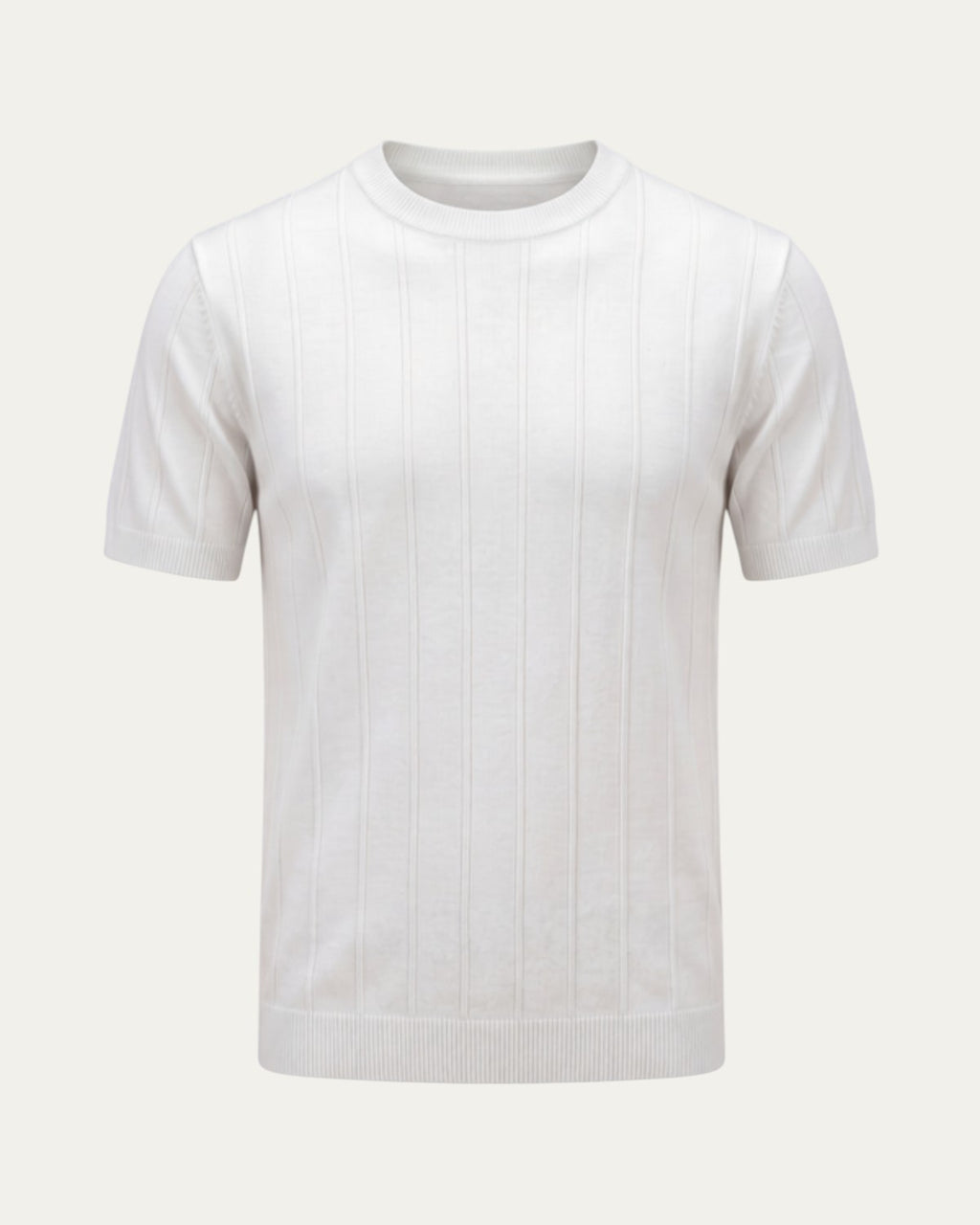 Camiseta blanca de punto con cuello redondo, manga corta y rayas verticales en tela