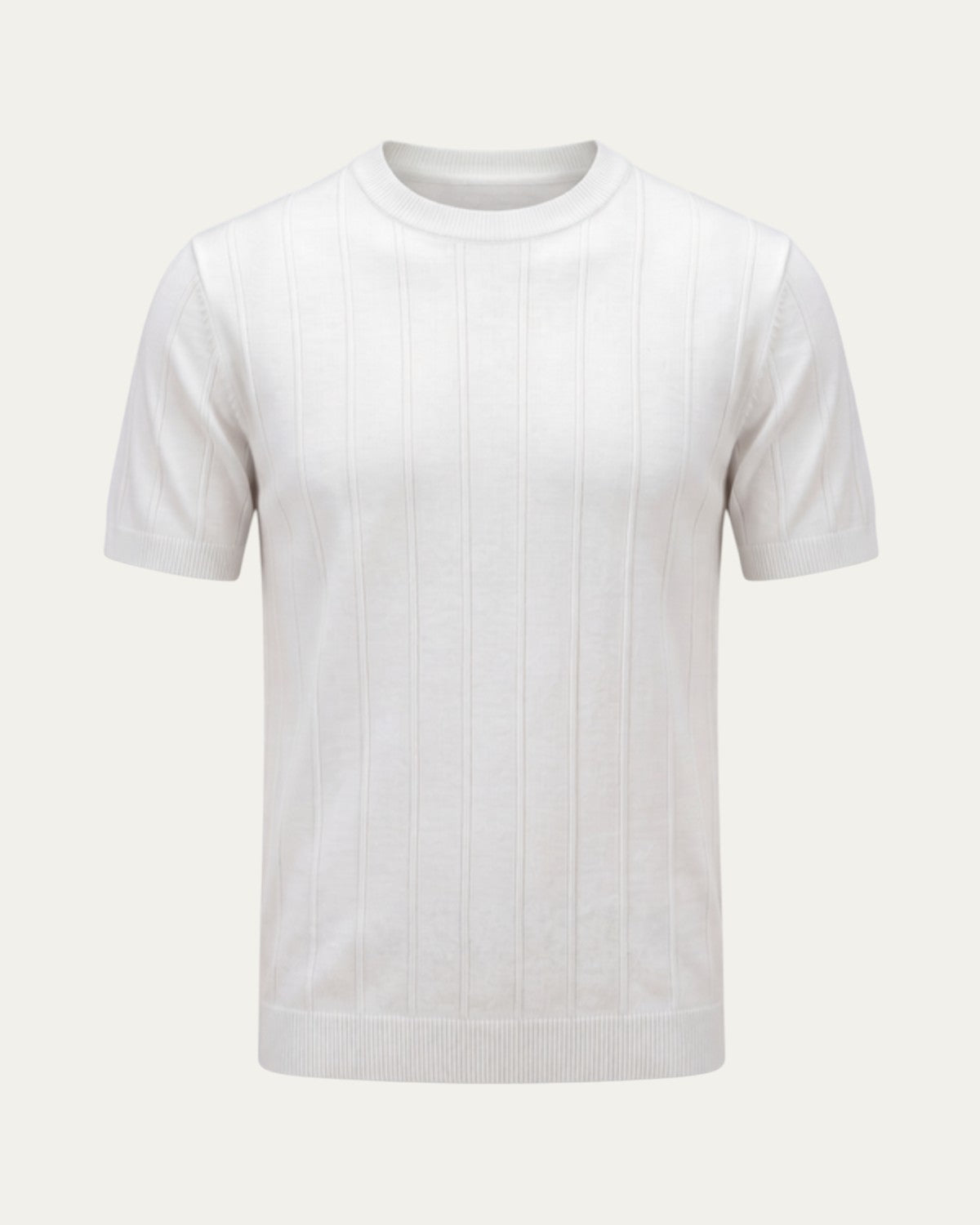 Camiseta blanca de punto con cuello redondo, manga corta y rayas verticales en tela