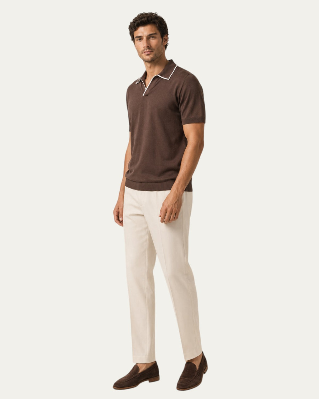 Polo café Iker Nobl con tapeta blanca y cuello tipo polo, manga corta