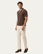 Polo café Iker Nobl con tapeta blanca y cuello tipo polo, manga corta
