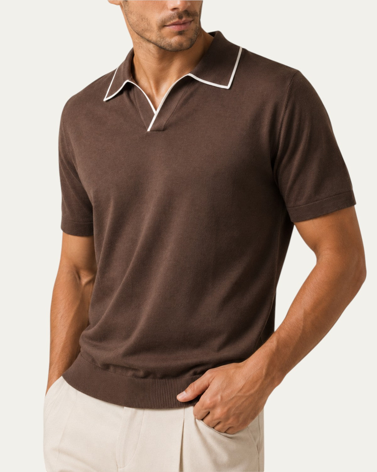 Polo café Iker Nobl con cuello de ribete blanco y tapeta con botones