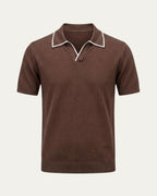 Polo café Iker Nobl de punto, cuello con ribete blanco y tapeta en V