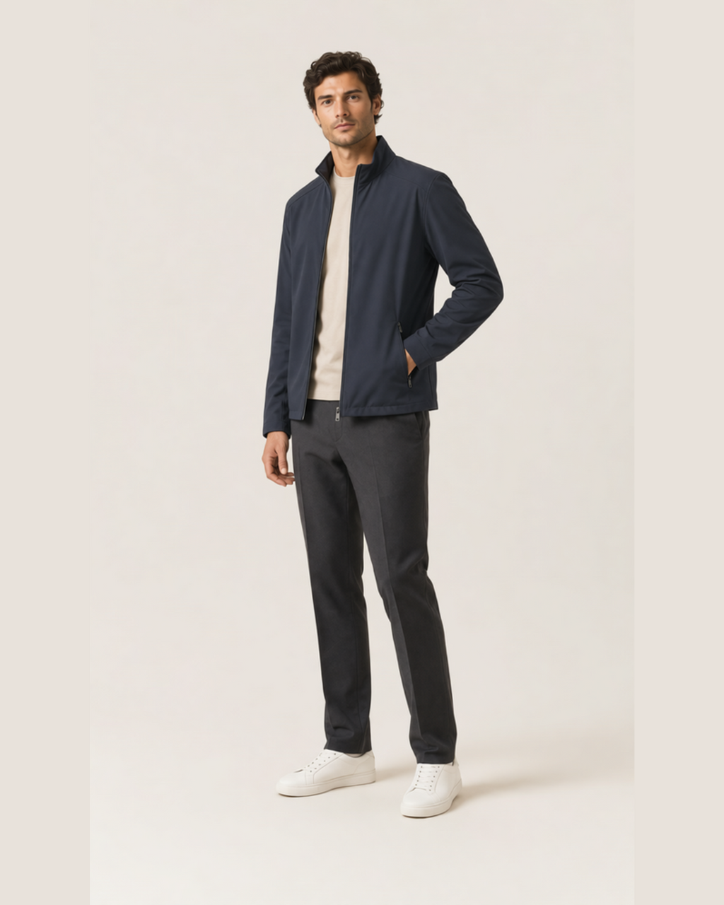 Chaqueta técnica azul marino con cremallera frontal y cuello alto