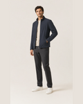 Chaqueta técnica azul marino con cremallera frontal y cuello alto