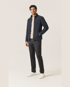 Chaqueta técnica azul marino con cremallera frontal y cuello alto