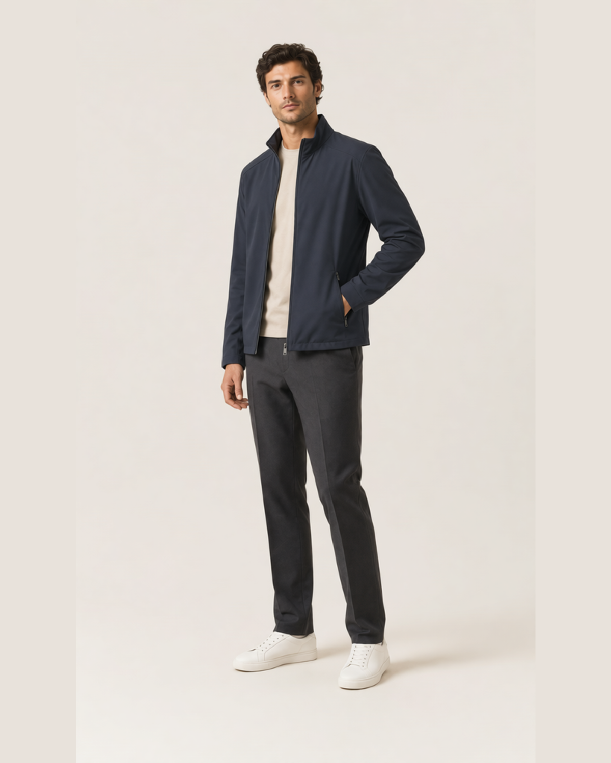 Chaqueta técnica azul marino con cremallera frontal y cuello alto