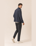 Chaqueta técnica azul marino con cremallera frontal y bolsillos laterales
