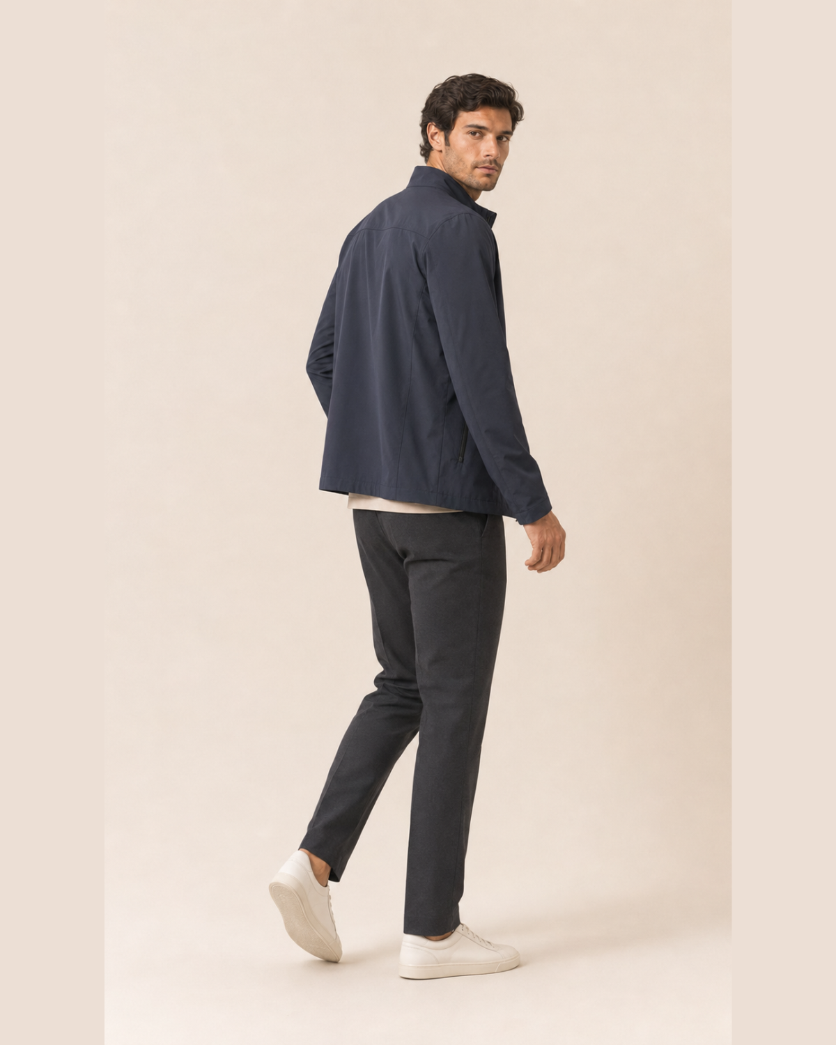 Chaqueta técnica azul marino con cremallera frontal y bolsillos laterales