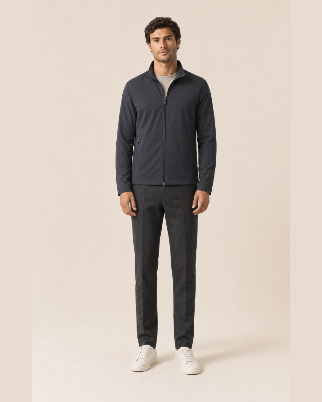 Chaqueta técnica azul marino con cremallera frontal y cuello alto