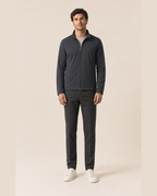 Chaqueta técnica azul marino con cremallera frontal y cuello alto